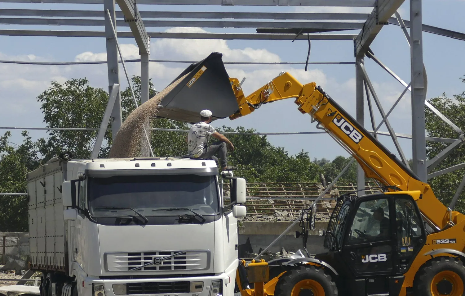 شاحنة تنقل حبوباً جنوب أوكرانيا (إ.ب.أ)