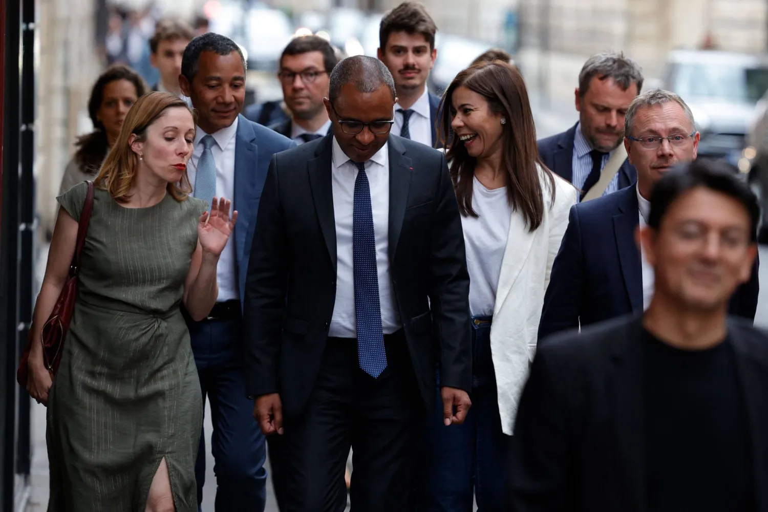 وزير التعليم الفرنسي السابق باب نديا يغادر الوزارة في باريس الخميس (أ.ف.ب)