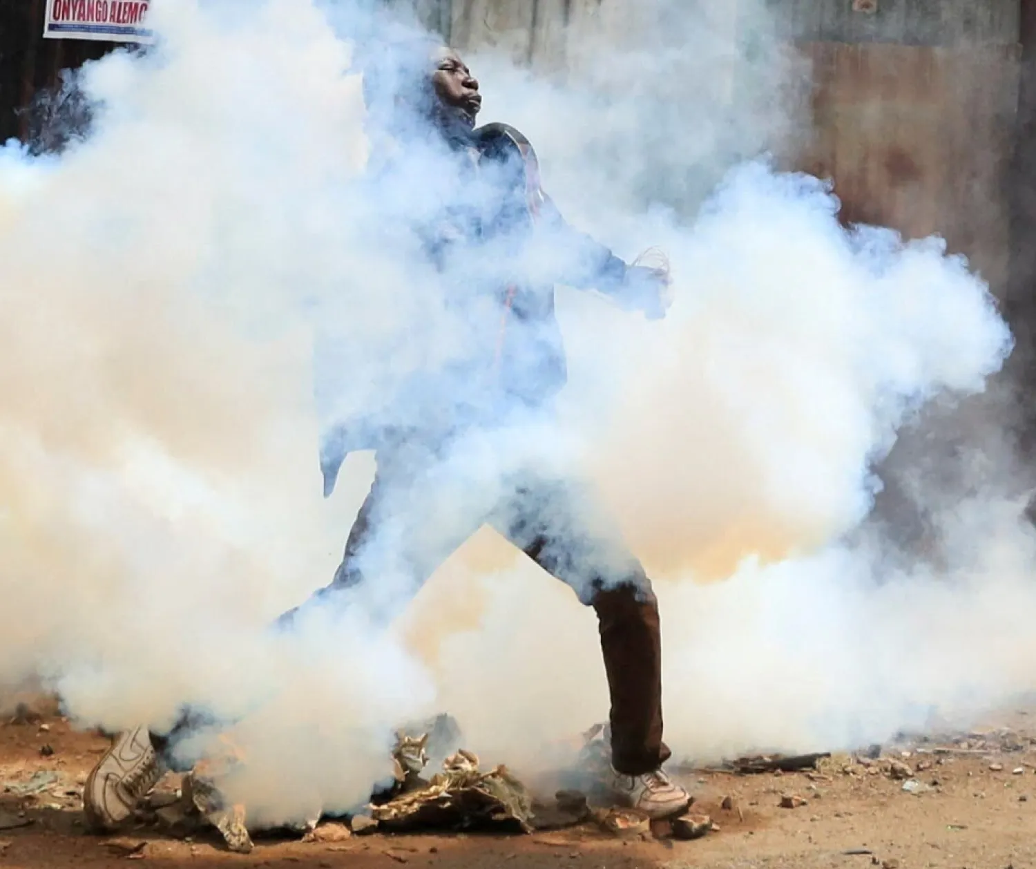 متظاهرون كينيون في مواجهة قوات الأمن خلال احتجاجات سابقة (رويترز)