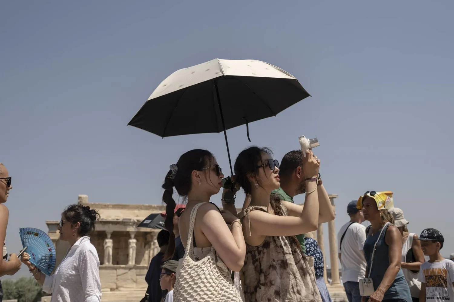 Atina'daki Akropolis, turistlerin ziyaret noktalarının başında geliyor. (AP)
