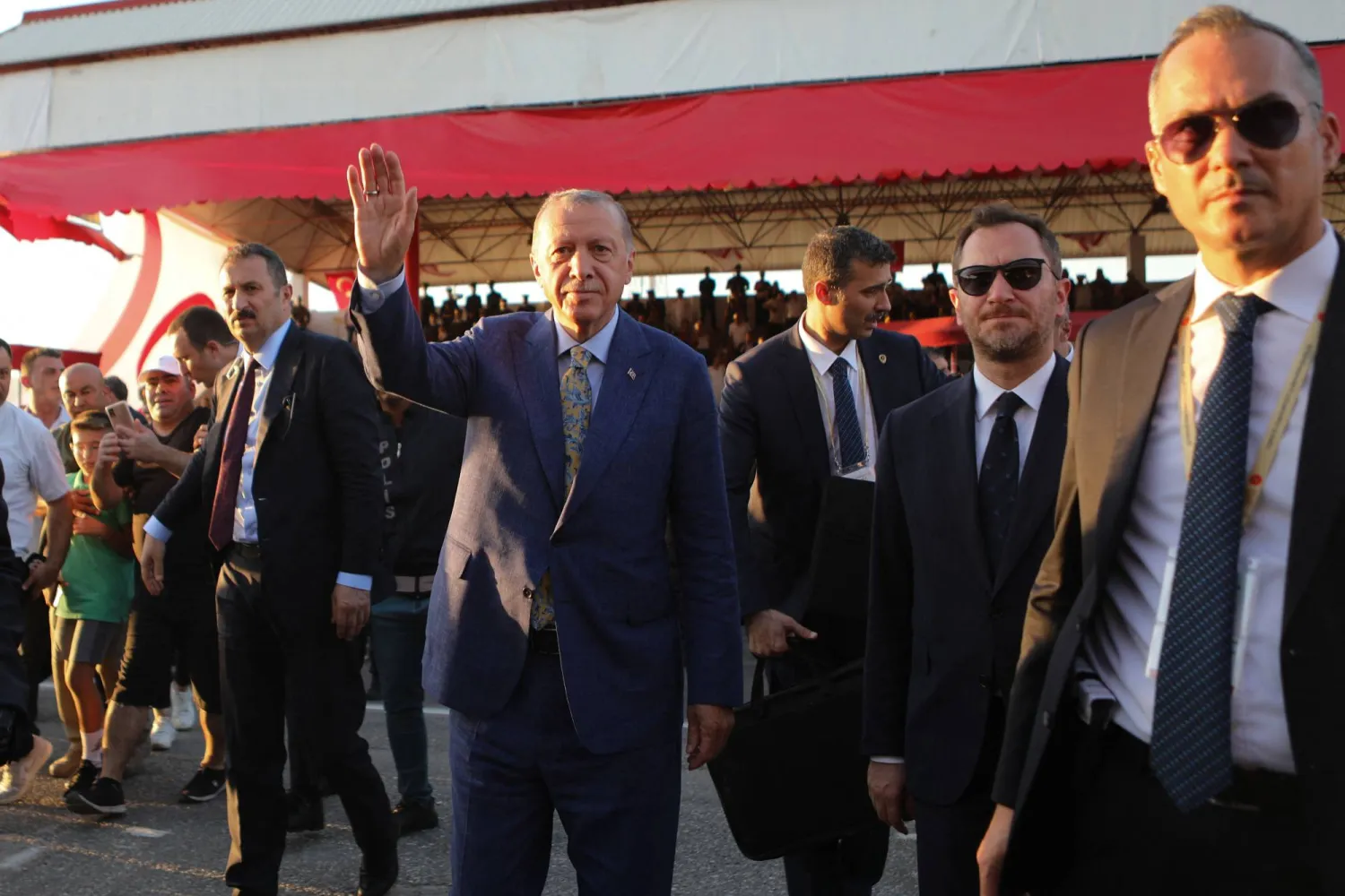 الرئيس التركي رجب طيب إردوغان يلوح لأنصاره في الشطر الشمالي من قبرص عقب وصوله من جولة خليجية شملت السعودية والإمارات وقطر (أ.ف.ب)