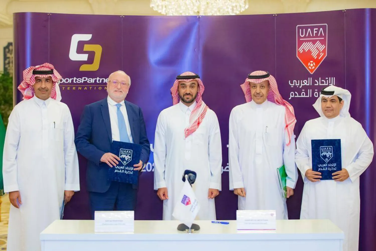 بيار كاخيا وإلى جانبه الأمير عبدالعزيز الفيصل خلال مراسم توقيع عقد رعاية بطولة الأندية العربية والتي جرت في الرياض (الشرق الأوسط)