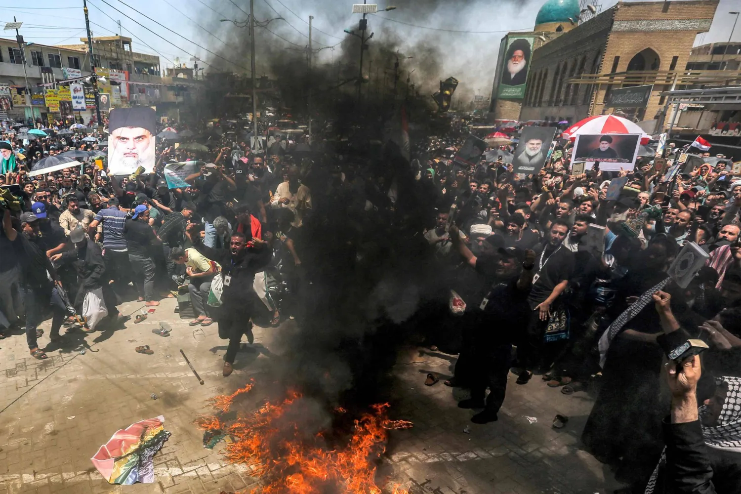 متظاهرون يحتجون ضد السويد في بغداد الجمعة (رويترز)