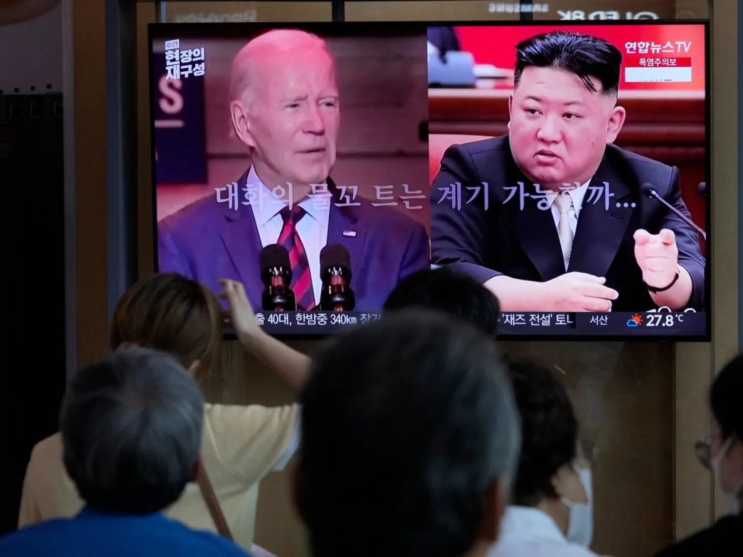 شاشة تُظهر الرئيس الأميركي جو بايدن (يسار) والزعيم الكوري الشمالي كيم جونغ أون (أ.ب)