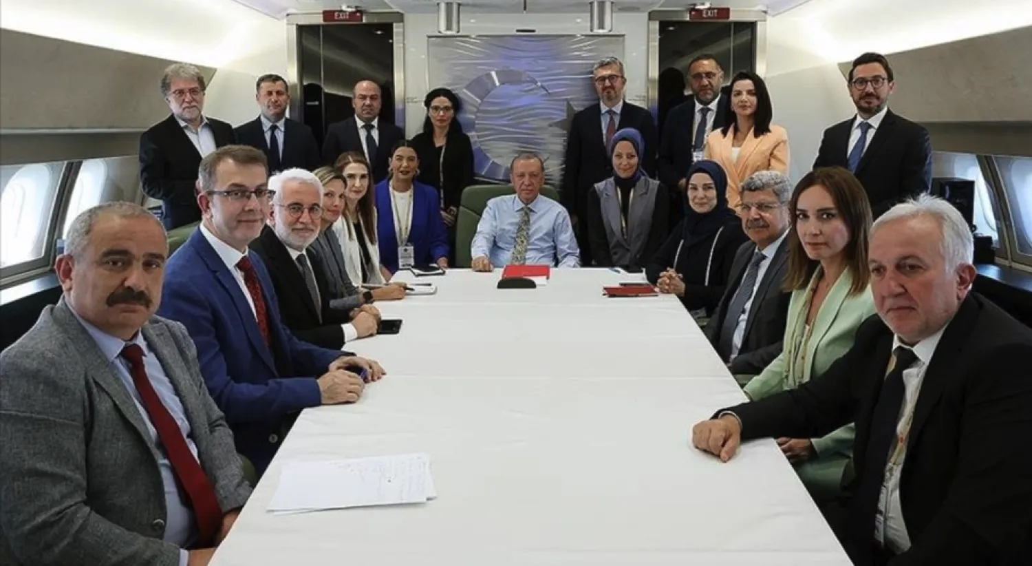 Turkish President Recep Tayyip Erdogan with the journalists who accompanied him on his return trip from his Gulf tour (Turkish presidency)