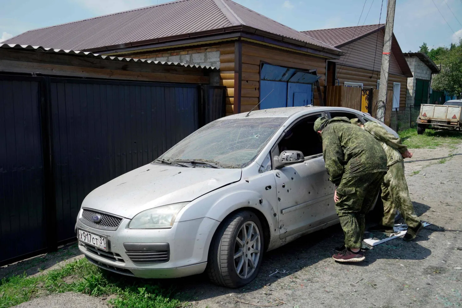 سيارة تضررت بقصف أوكراني لبلدة في منطقة بلغورود الروسية أوائل يوليو (تموز) الجاري (أ.ف.ب)