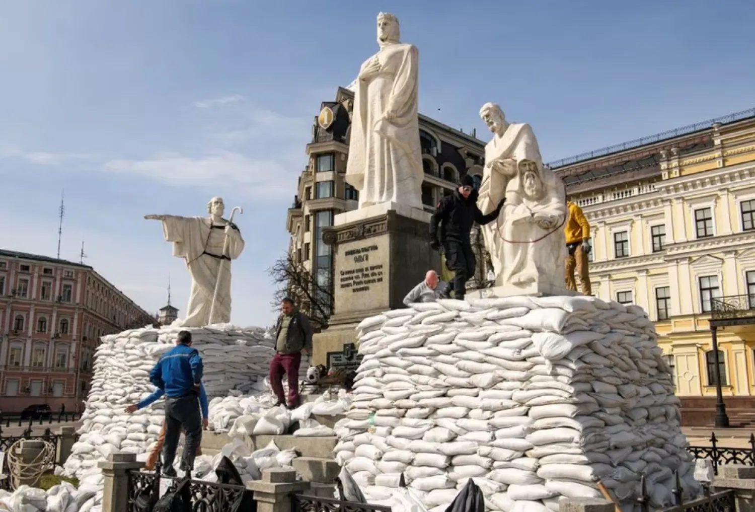Volunteers cover the monuments of Princess Olga, Apostle Andrew and Saints Cyril and Methodius with sand bags for protection, as Russia's invasion of Ukraine continues, in Kyiv, Ukraine March 28, 2022. REUTERS/Vladyslav Musiienko/File Photo

