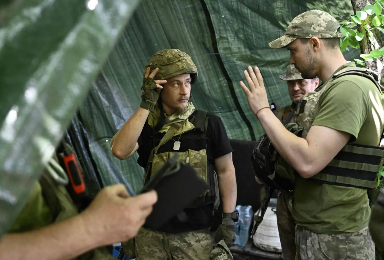 جنود من المدفعية الأوكرانية في موقع على خط الجبهة بالقرب من باخموت (أ.ف.ب)