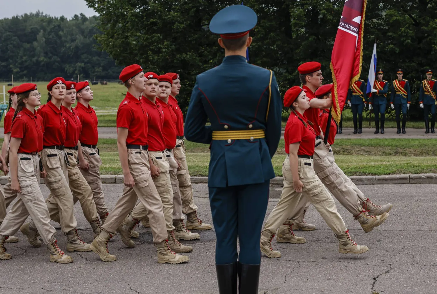 أعضاء من الحركة العسكرية الوطنية لجيش الشباب الروسي يسيرون خلال عرض عسكري في متحف غوركي لينينسكي في موسكو بروسيا في 30 يونيو 2023  (إ.ب.أ)