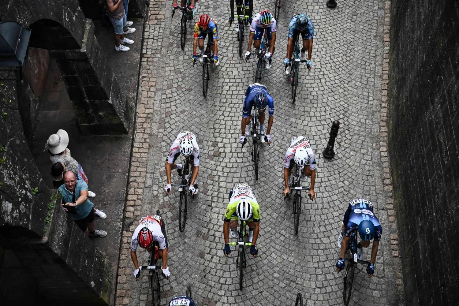 جانب من طواف فرنسا الذي يواصل إثارته بين المتسابقين (أ.ف.ب)