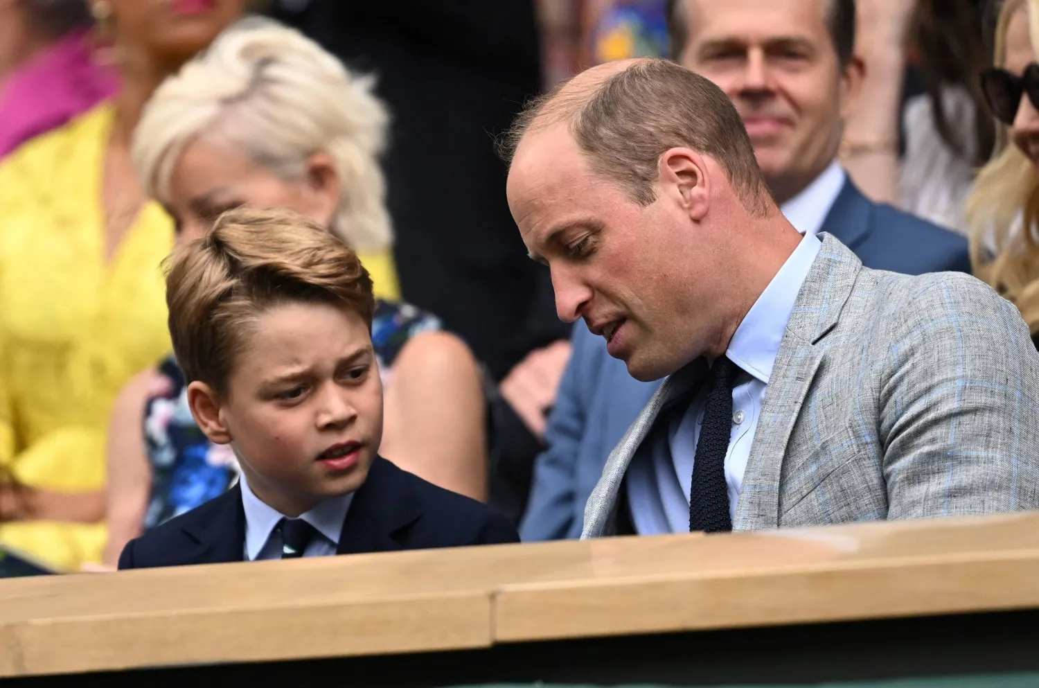 الأمير وليام وابنه جورج خلال مباراة لكرة المضرب هذا الشهر في بريطانيا (رويترز)