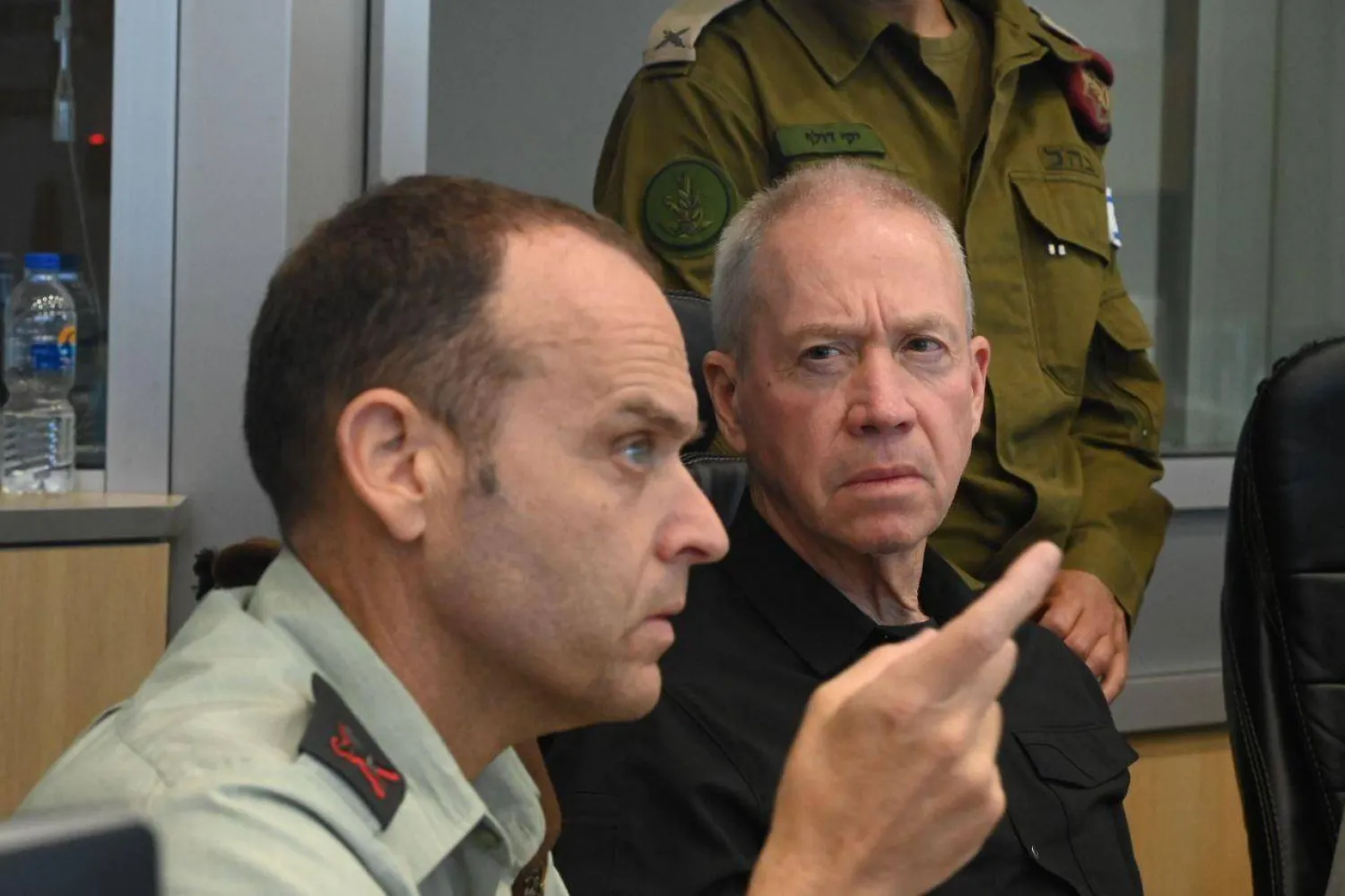 وزير الدفاع الإسرائيلي، يوآف غالانت، في غرفة عمليات الجيش في 3 يوليو الماضي (د.ب.أ)