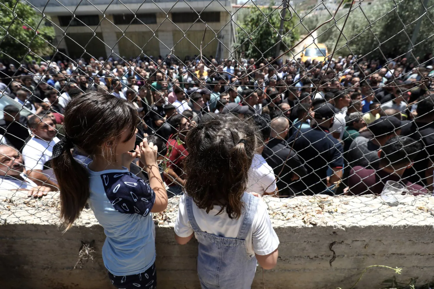 خلال تشييع الشاب فوزي مخالفة في قرية سبسطية قرب نابلس السبت (إ.ب.أ)