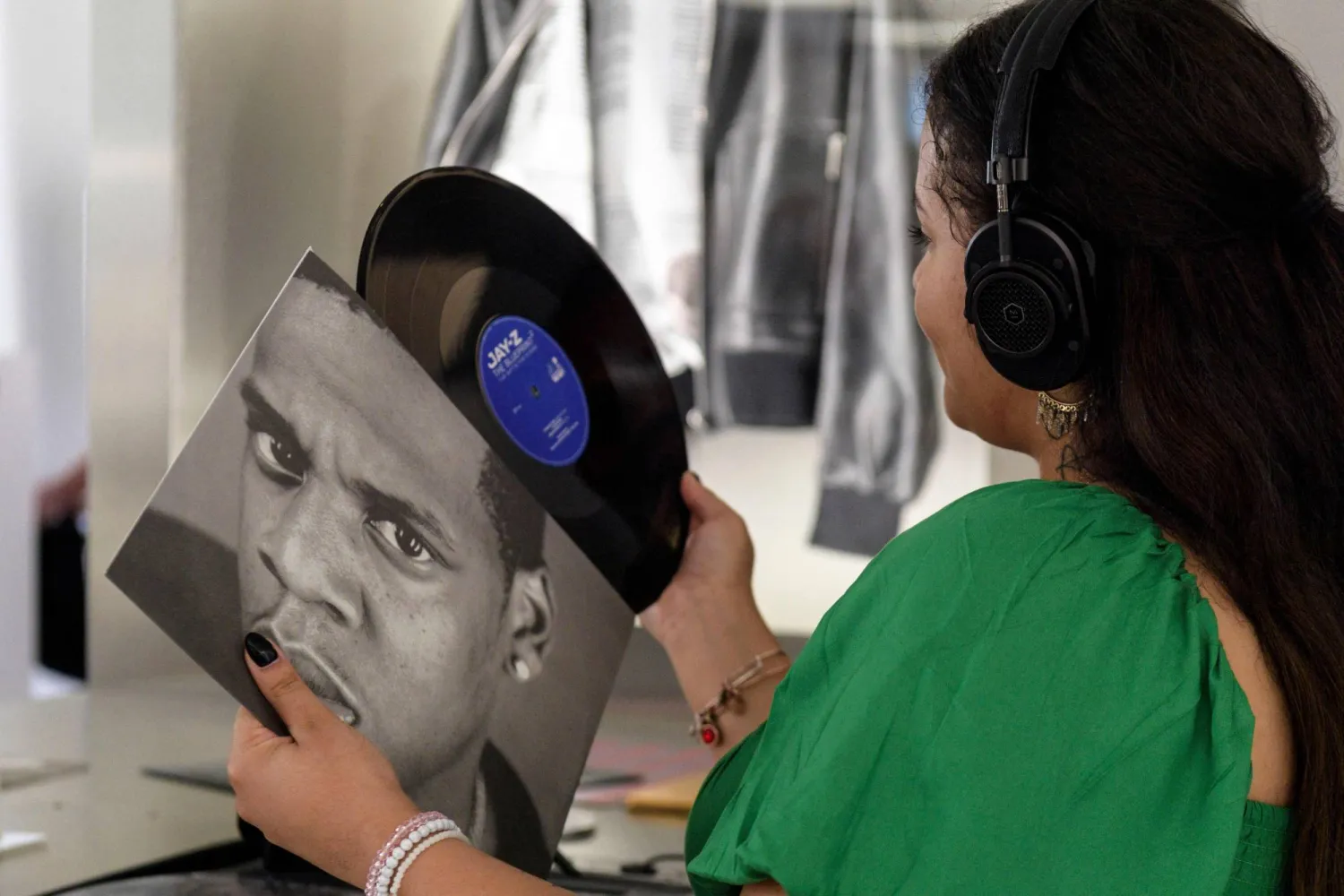 سيدة تحمل إحدى أسطوانات جاي زي (أ.ف.ب)