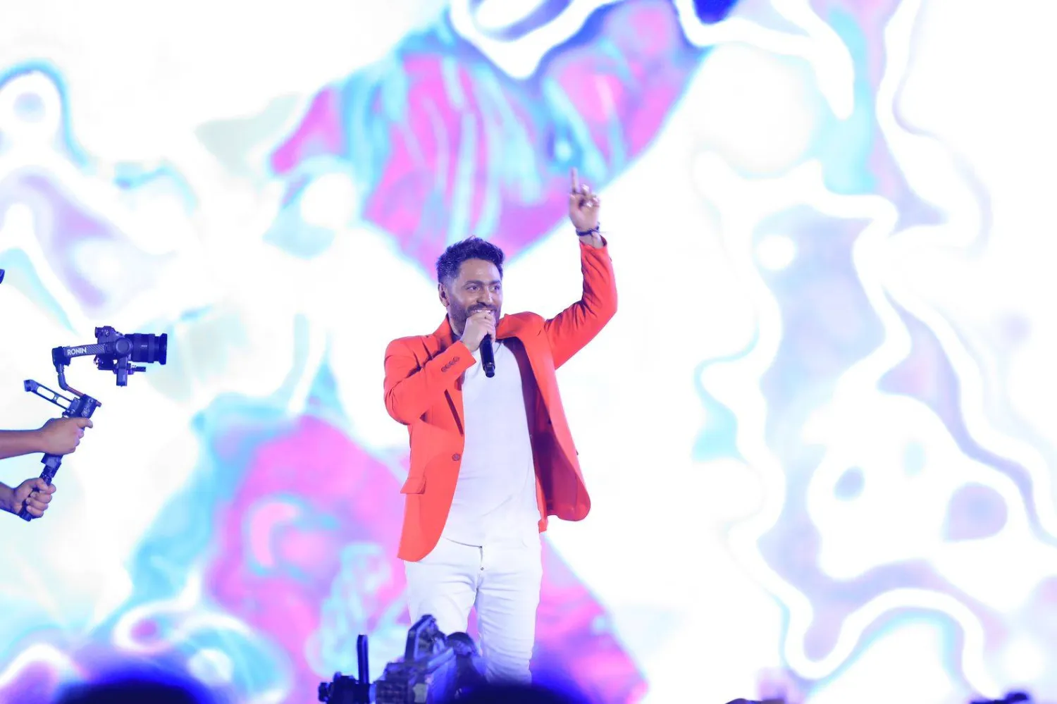 الفنان المصري تامر حسني خلال حفله (إدارة المهرجان)