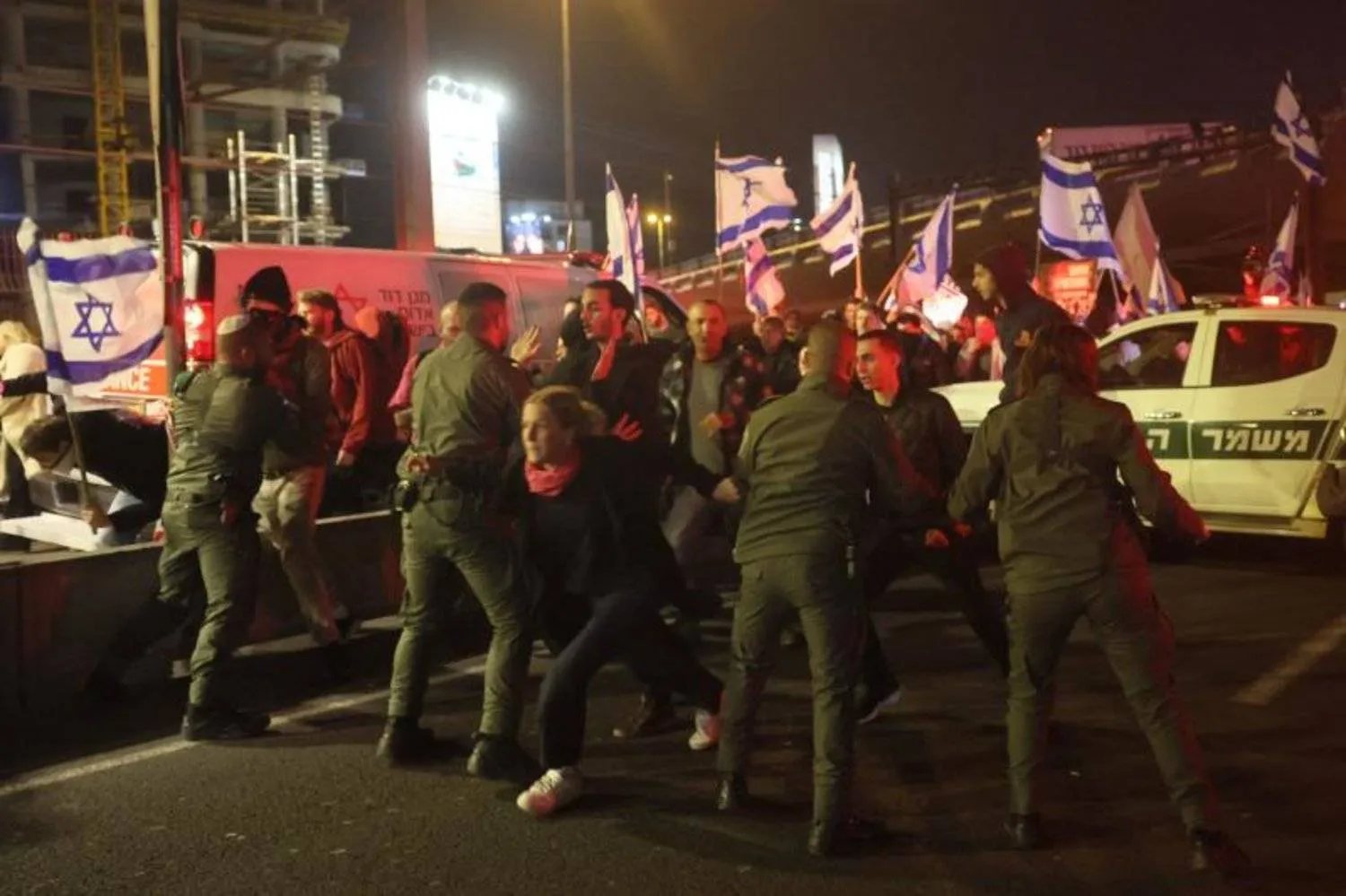 الشرطة الإسرائيلية تغلق الطريق أمام المتظاهرين خلال تجمع وسط تل أبيب (أ.ف.ب)