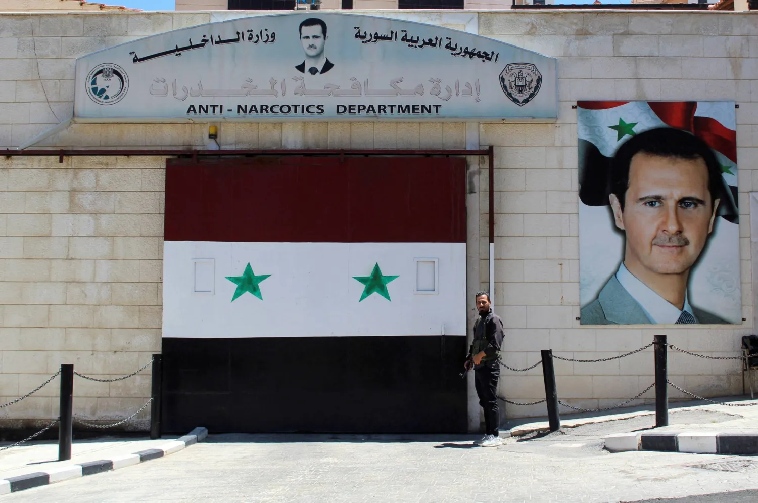 صورة الرئيس بشار الأسد على مقر أمني في دمشق بتاريخ 14 يونيو الماضي (رويترز)