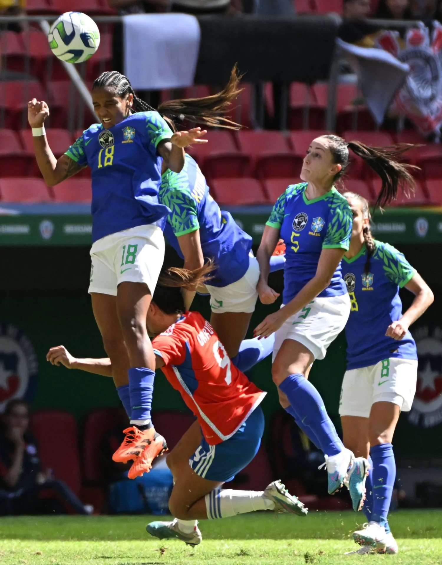 غيس (يسار) في مباراة ودية أمام تشيلي استعداداً لكأس العالم (أ.ف.ب)