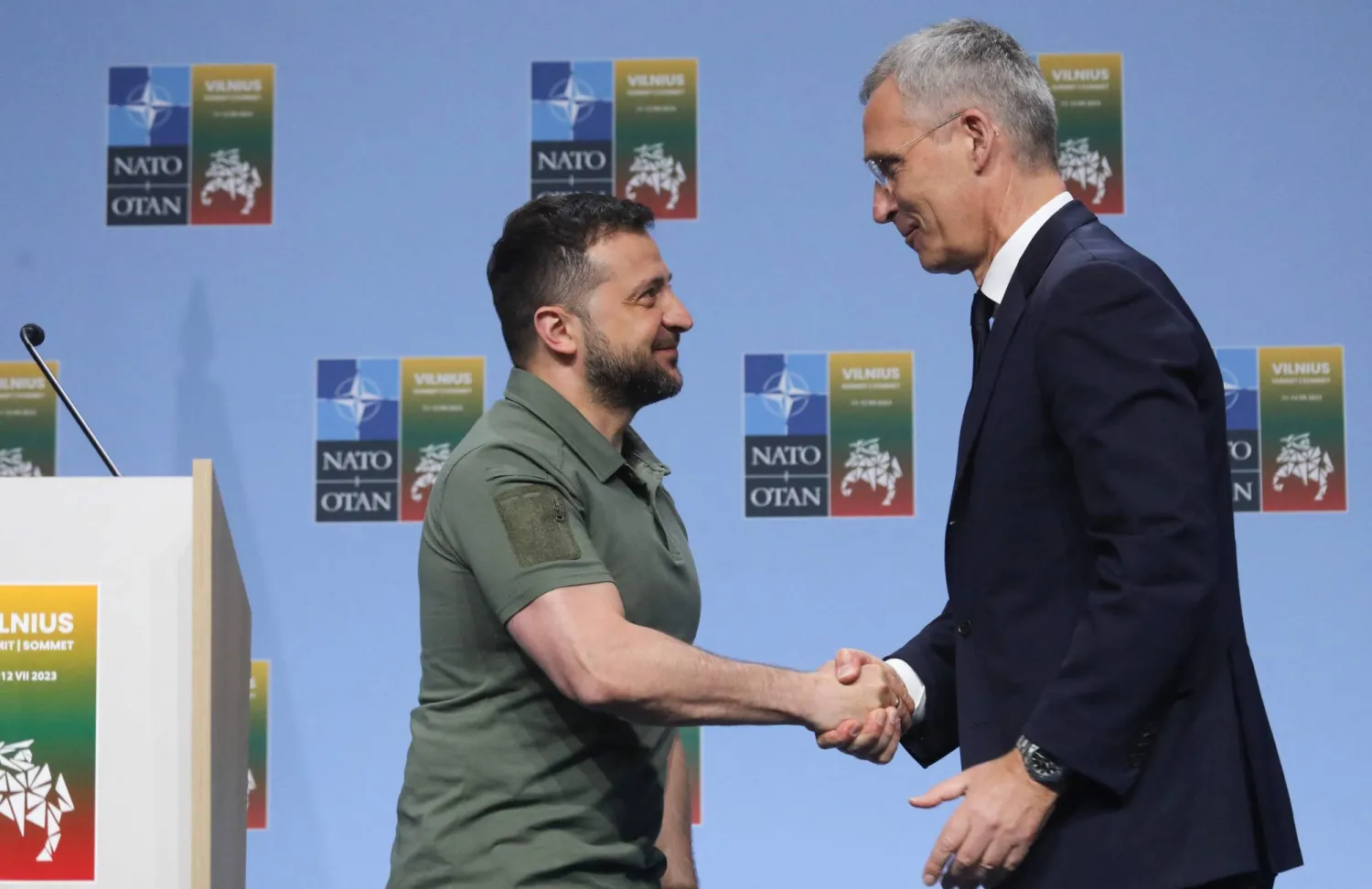 ستولتنبرغ يصافح الرئيس الأوكراني فولوديمير زيلينسكي بعد مؤتمر صحفي مشترك على هامش قمة الناتو في فيلنيوس منتصف يوليو الحالي (أ.ف.ب)