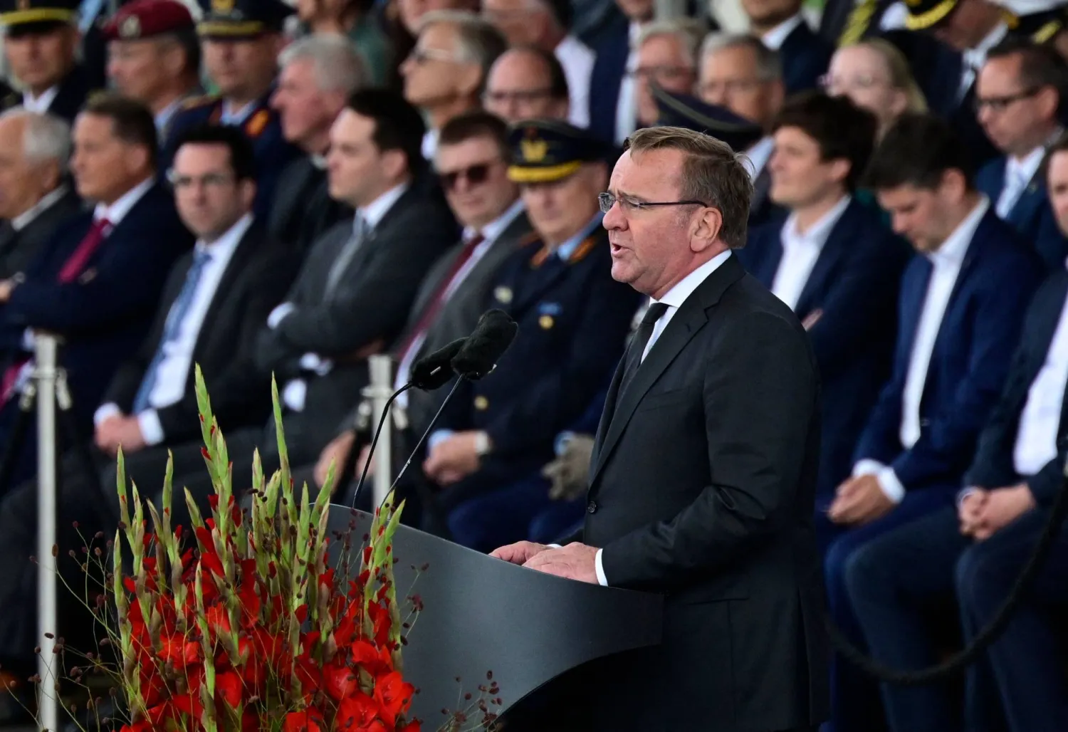 وزير الدفاع الألماني بوريس بيستوريوس يلقي خطاباً أمام المجندين الجدد خلال مراسم أداء القسم لجنود الجيش الألماني في ذكرى مقاومة النظام النازي (أ.ف.ب)