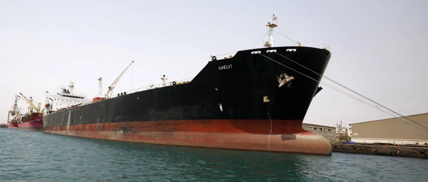 ناقلة وقود رست في ميناء الحديدة الخاضع للحوثيين غرب اليمن لتفريغ حمولتها (إ.ب.أ)