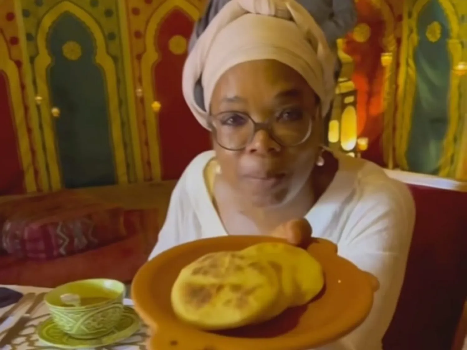 أوبرا وهي تعبر عن إعجابها بالأكل المغربي (حسابها في «فيسبوك»)