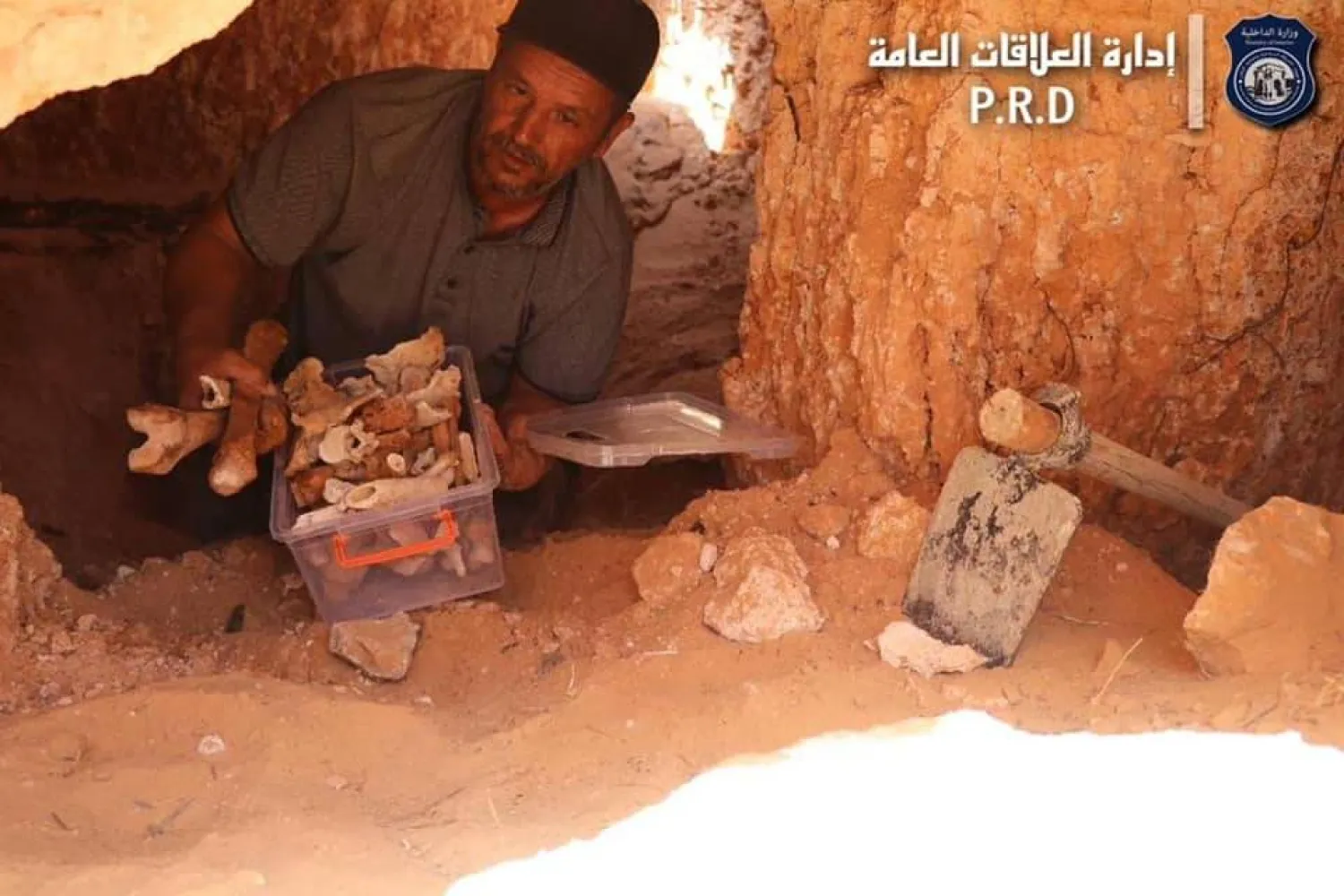 أحد العاملين بقطاع الآثار في غرب ليبيا يتفقد مقبرة عُثر عليها قرب مدينة الزاوية (وزارة الداخلية بحكومة «الوحدة»)