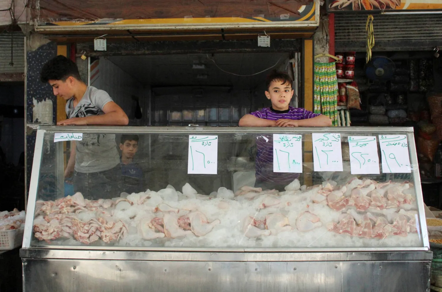 دواجن معروضة للبيع في سوق في دوما بسوريا يونيو الماضي (رويترز)