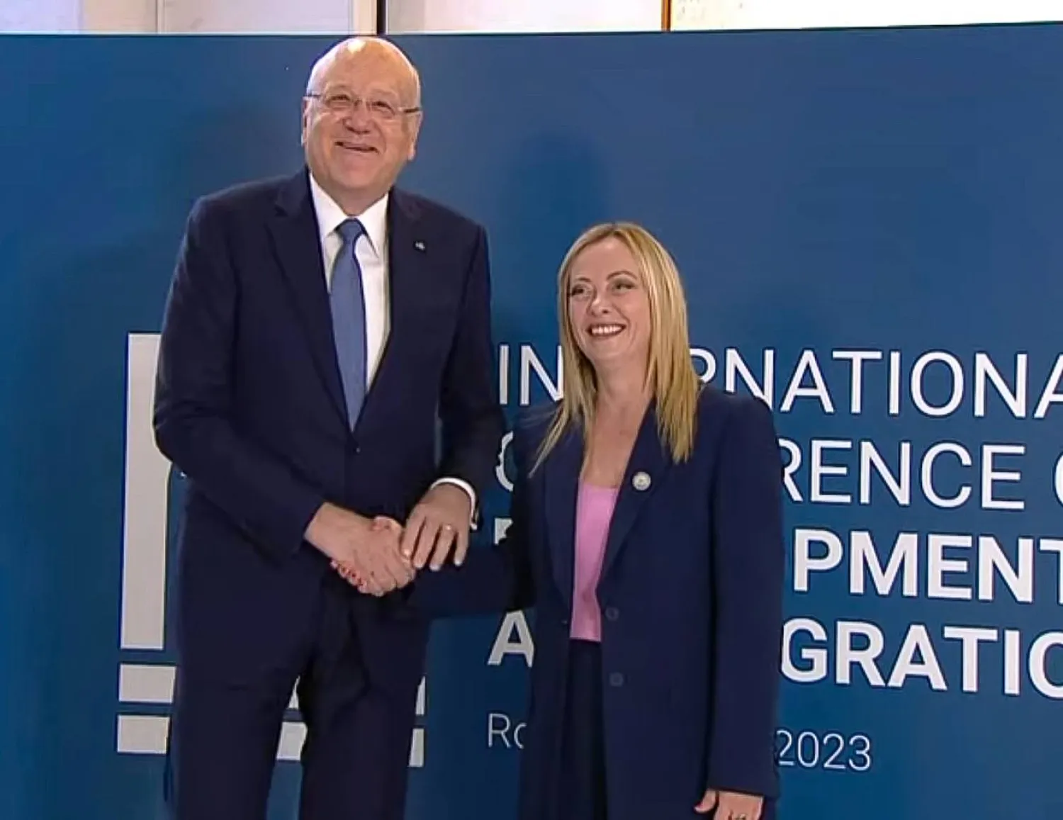 ميقاتي في صورة تذكارية مع رئيسة الوزراء الإيطالية على هامش المؤتمر (دالاتي ونهرا)