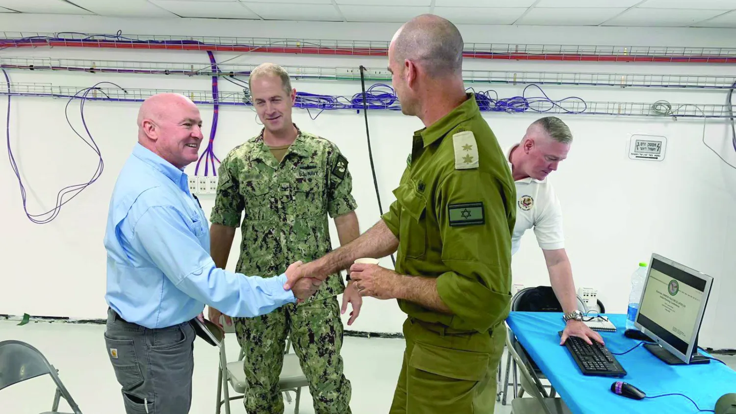 صورة  في «موقع الجيش الإسرائيلي» لأحد ضباطه مع عسكريين أميركيين عشية المناورات العسكرية يناير الماضي 