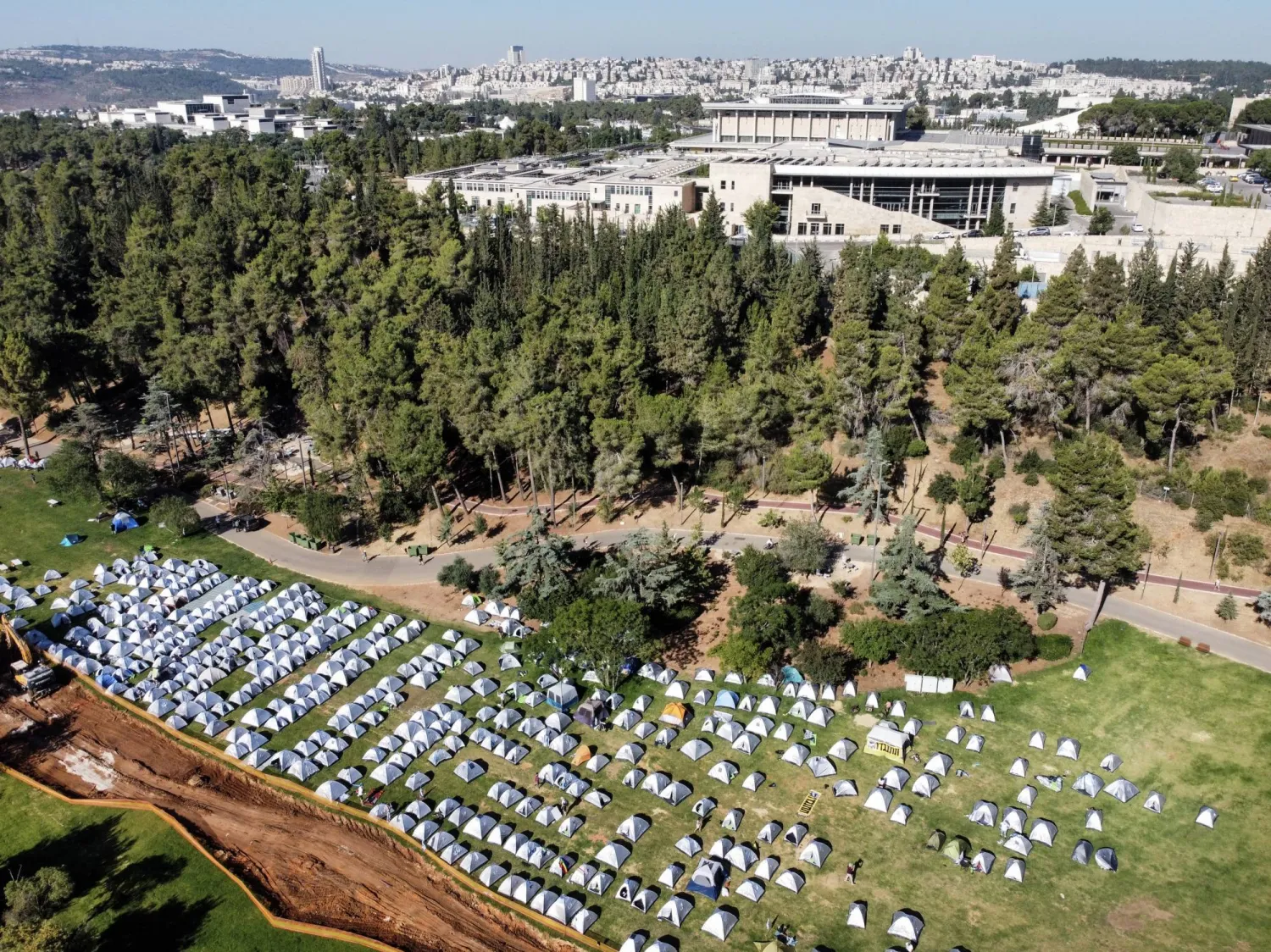 مخيم للمحتجين ضد خطط حكومة نتنياهو قرب مقر الكنيست أمس (إ.ب.أ)