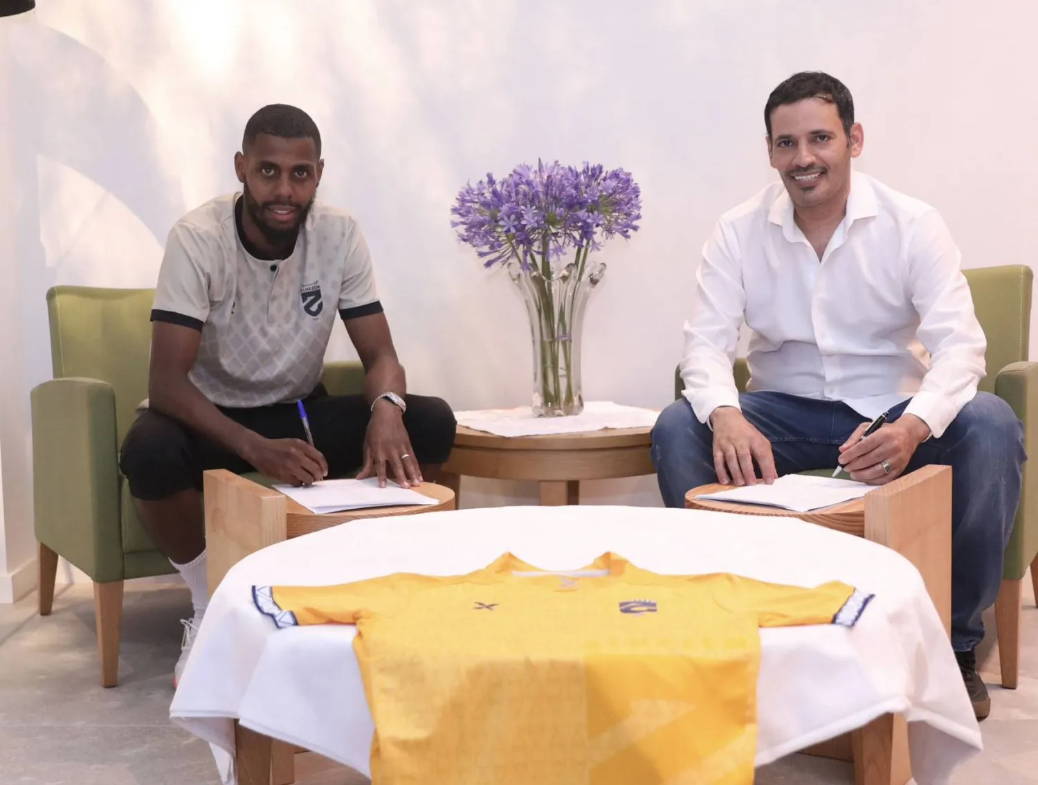 فايز سليماني خلال توقيعه مع نادي الحزم (نادي الحزم)