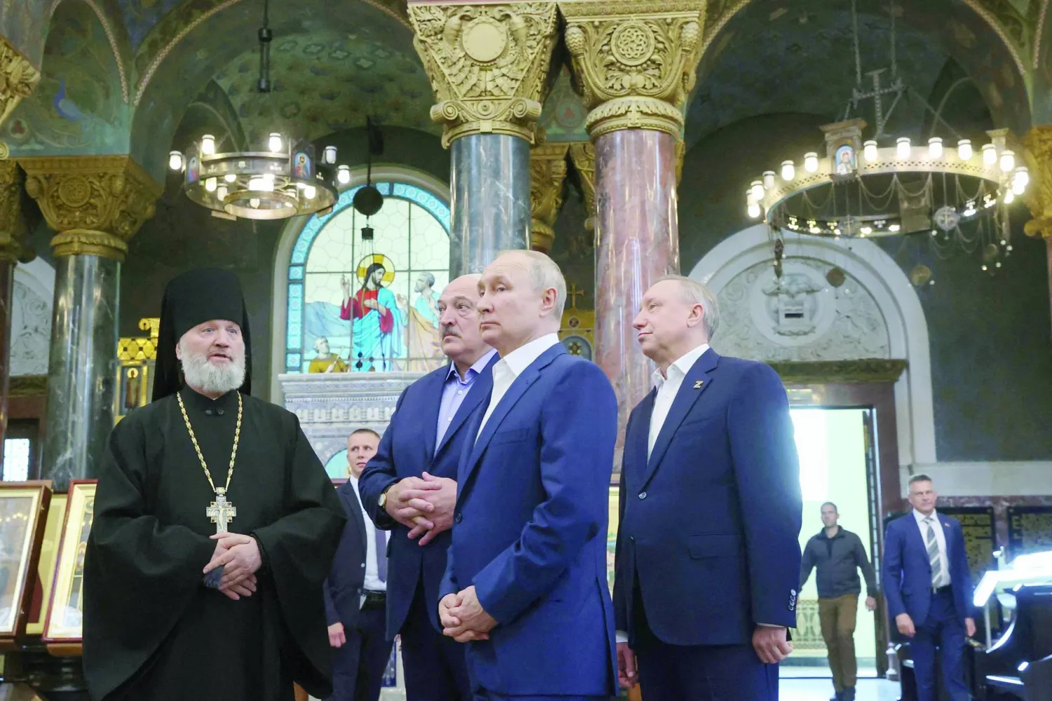  بوتين ولوكاشينكو داخل كاتدرائية «القديس نقولا» قرب بطرسبرغ (أ.ف.ب)