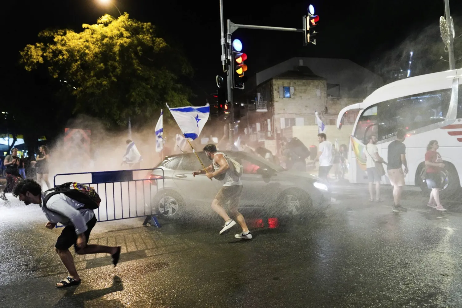 الشرطة الإسرائيلية تستخدم مدافع المياه لتفريق محتجين ضد الإصلاحات القضائية (أ.ب)