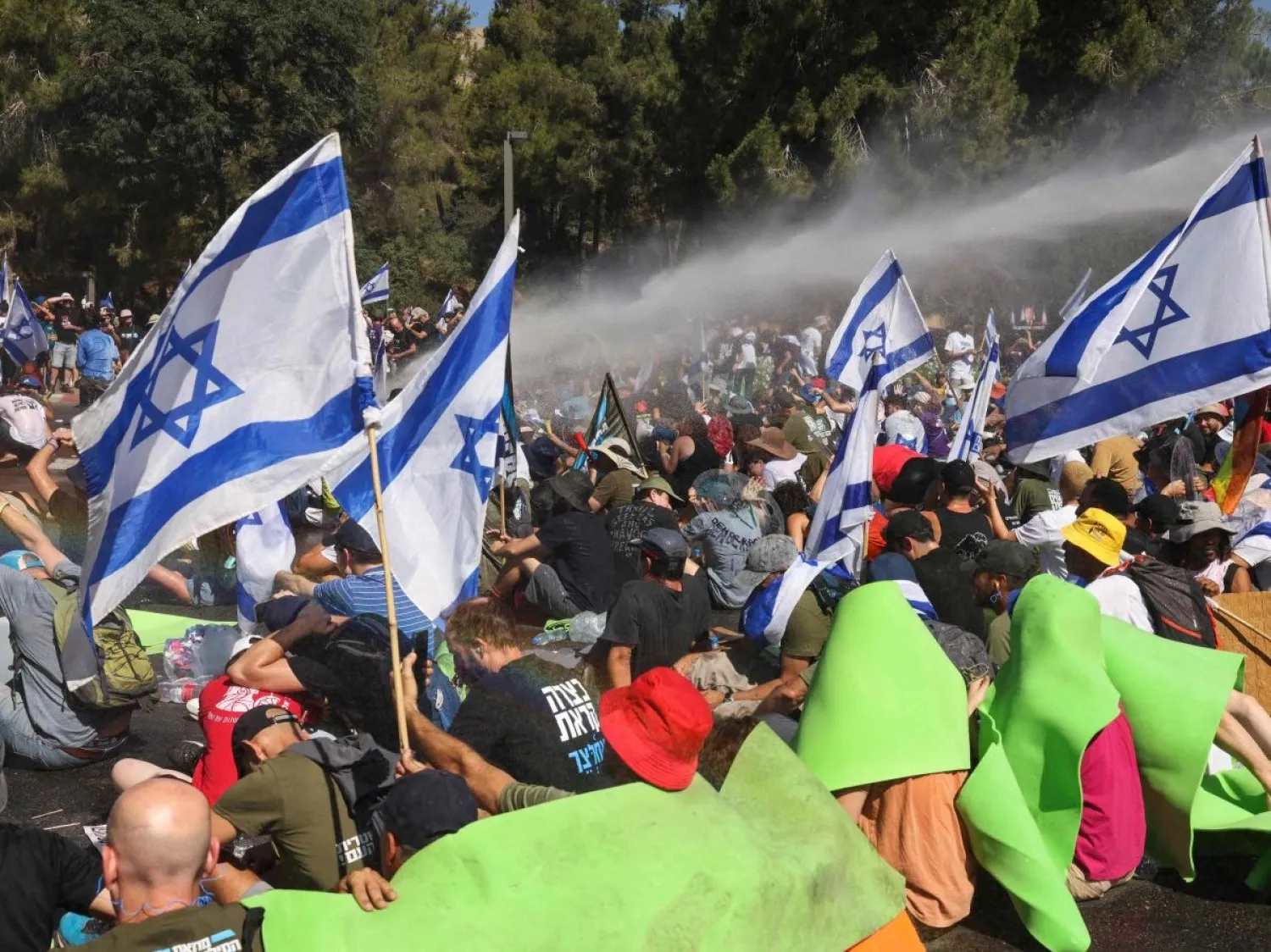 إسرائيليون معارضون للتعديلات القضائية يتظاهرون أمام الكنيست اليوم (أ.ف.ب)