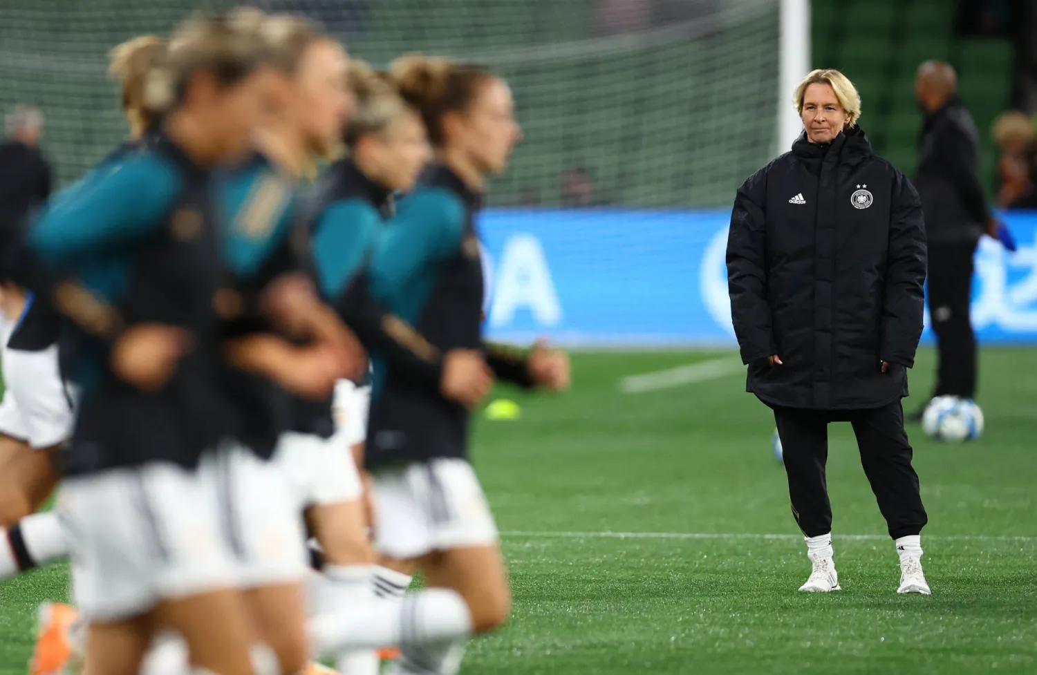 فوس-تيكلينبورغ أثنت على تطور اللاعبات في كرة القدم (رويترز)