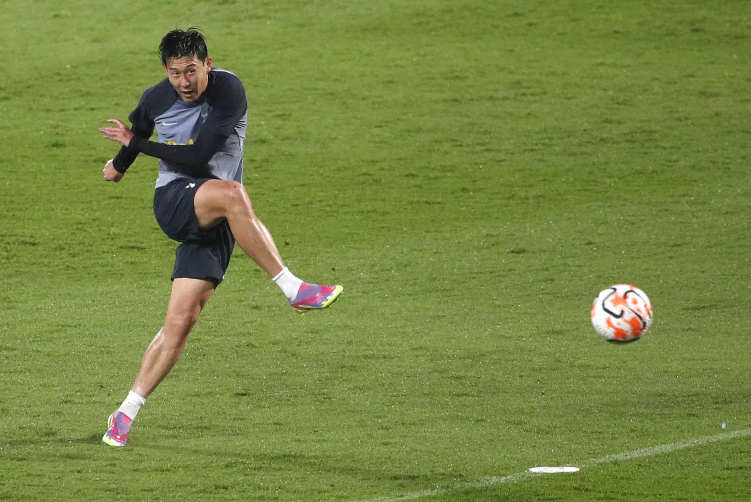 اللاعب سون أثنى على احترافية كين (إ.ب.أ)