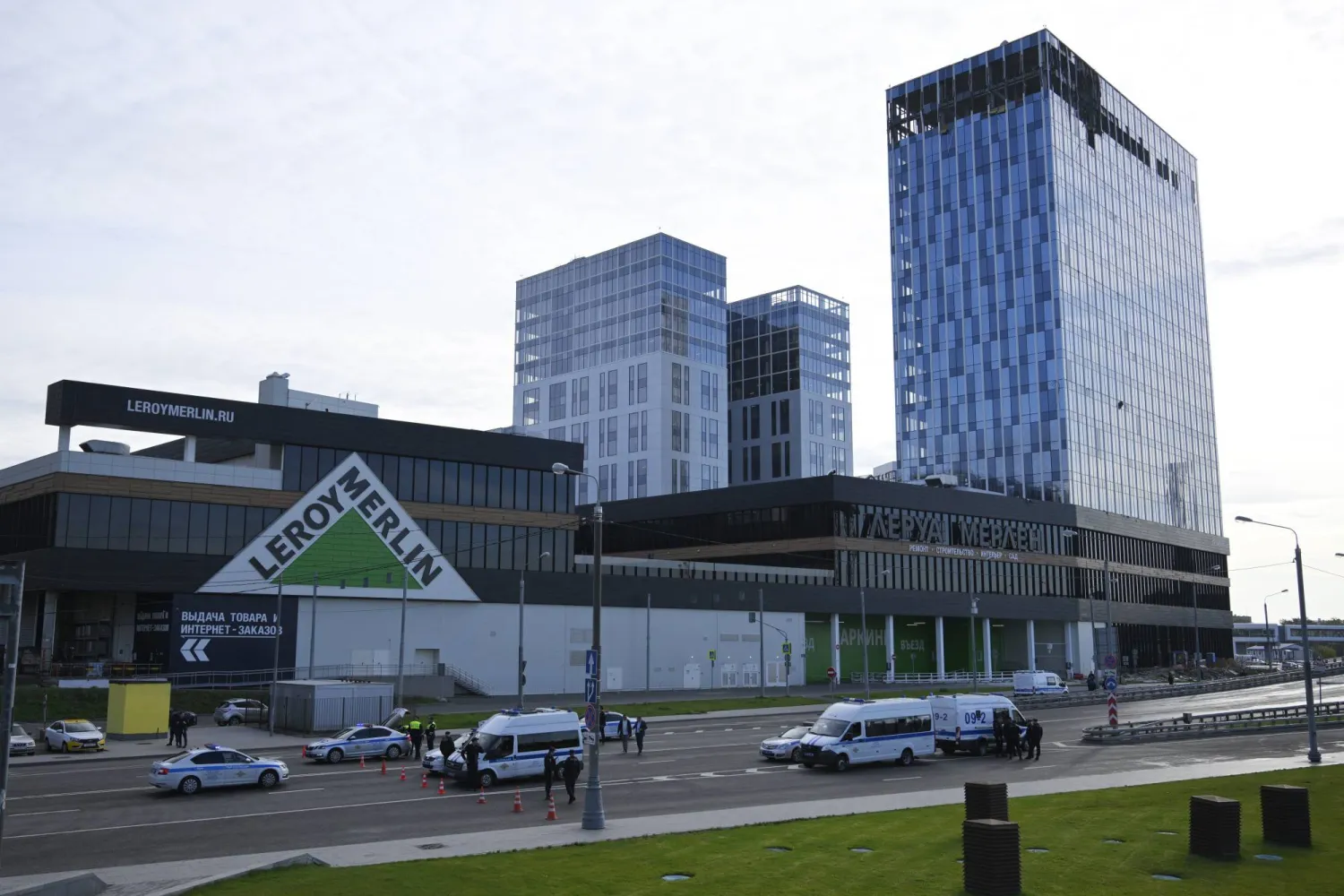 مبنى تضرر جرَّاء هجوم بطائرة مسيَّرة على موسكو اليوم (رويترز)