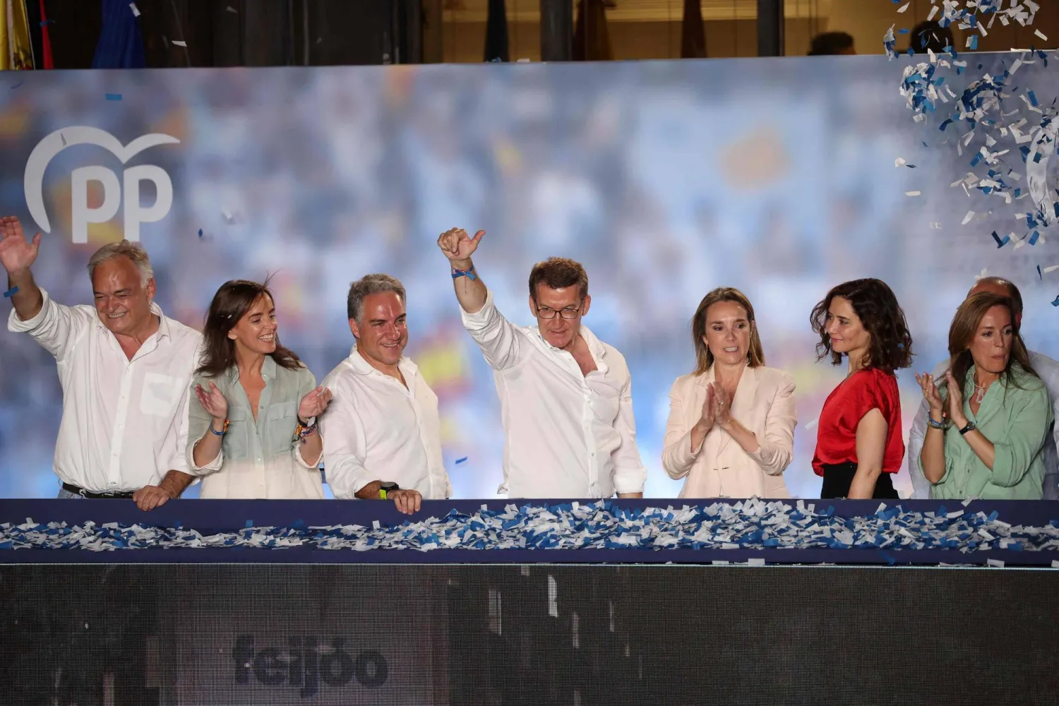 رئيس حزب الشعب المحافظ في إسبانيا ألبرتو نونييس فيخو يخاطب مناصريه في مدريد بعد الإعلان عن حصول حزبه على أكبر عدد من المقاعد (أ.ف.ب)