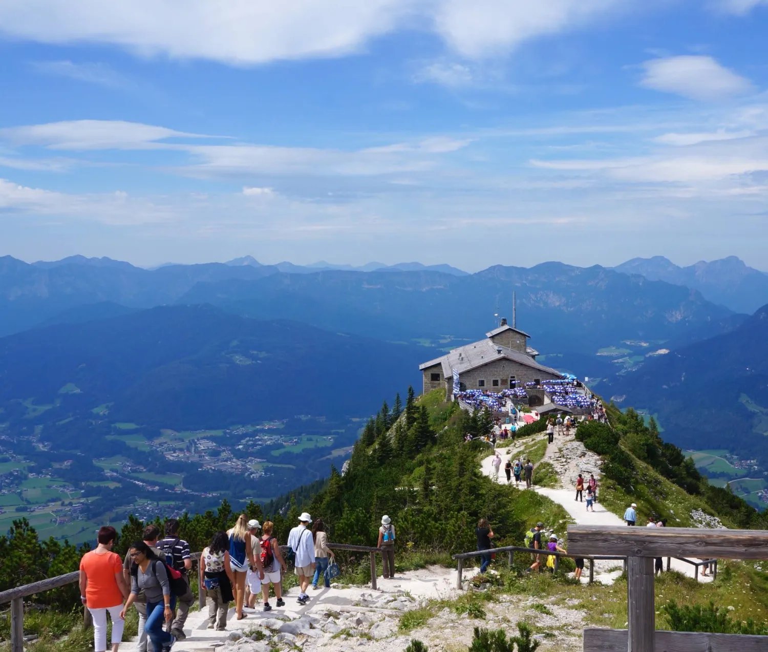 مبنى «عش النسر» الشهير بالقرب من بيرشتسجادن (شاترستوك)
