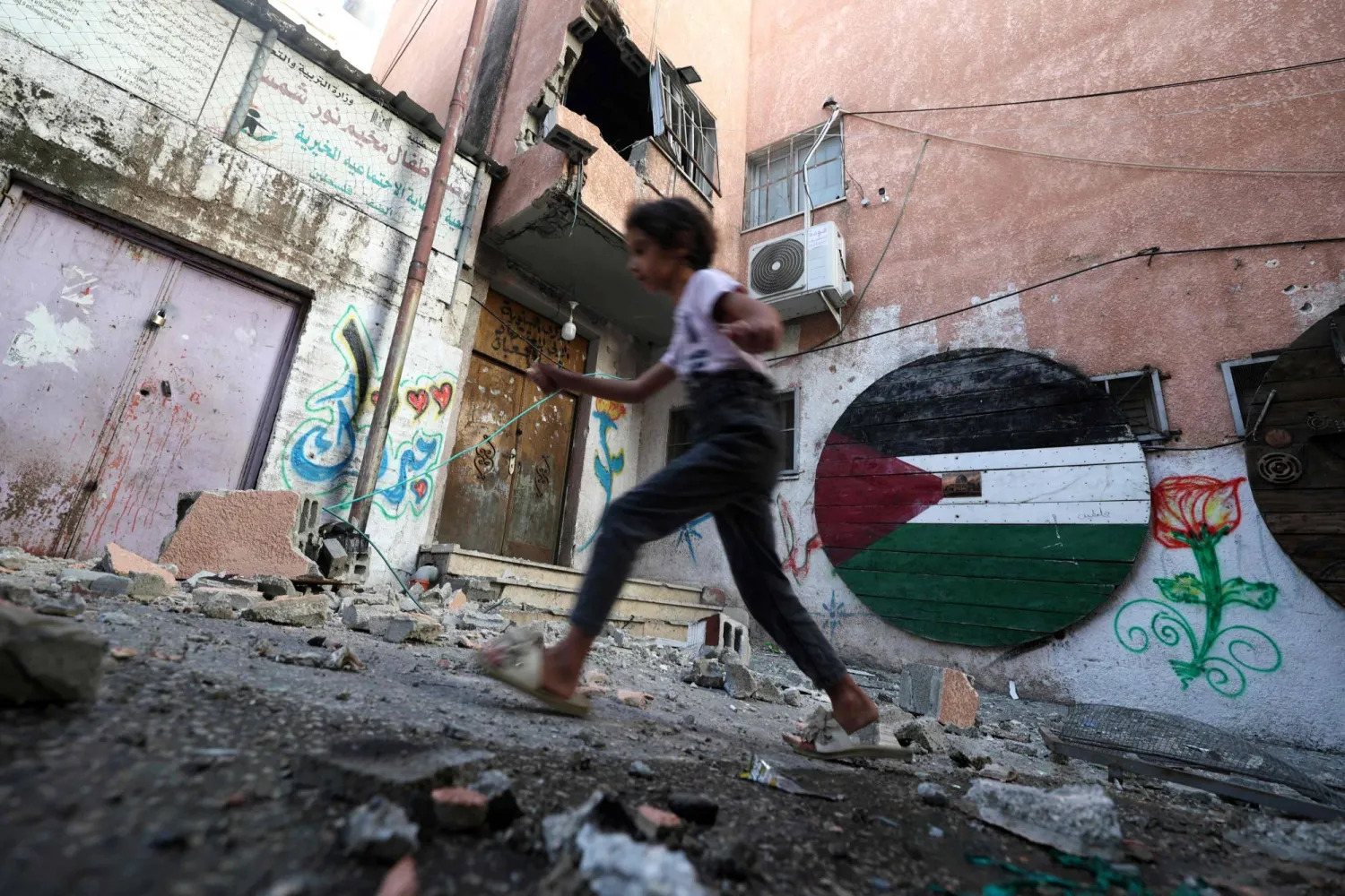 يافع قرب أنقاض في مخيم نور شمس شرق طولكرم بعد اجتياح إسرائيلي بحثاً عن مطلوبين (أ.ف.ب)