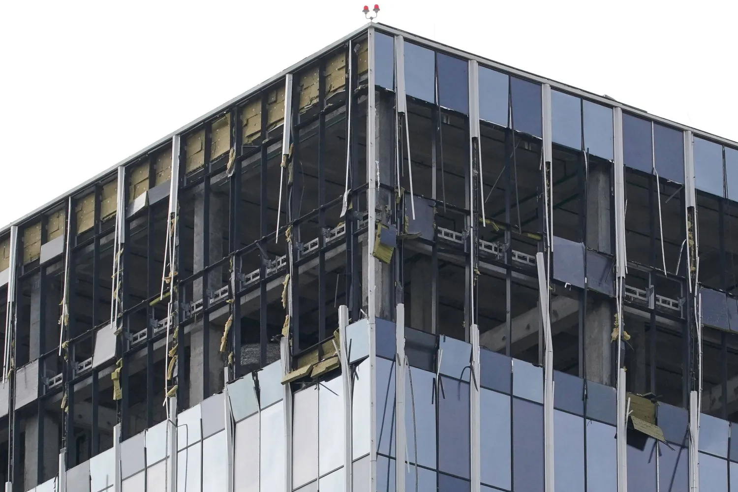 مشهد  من مبنى مدمَّر في موسكو بعد هجوم بمسيَّرات (أ.ف.ب)