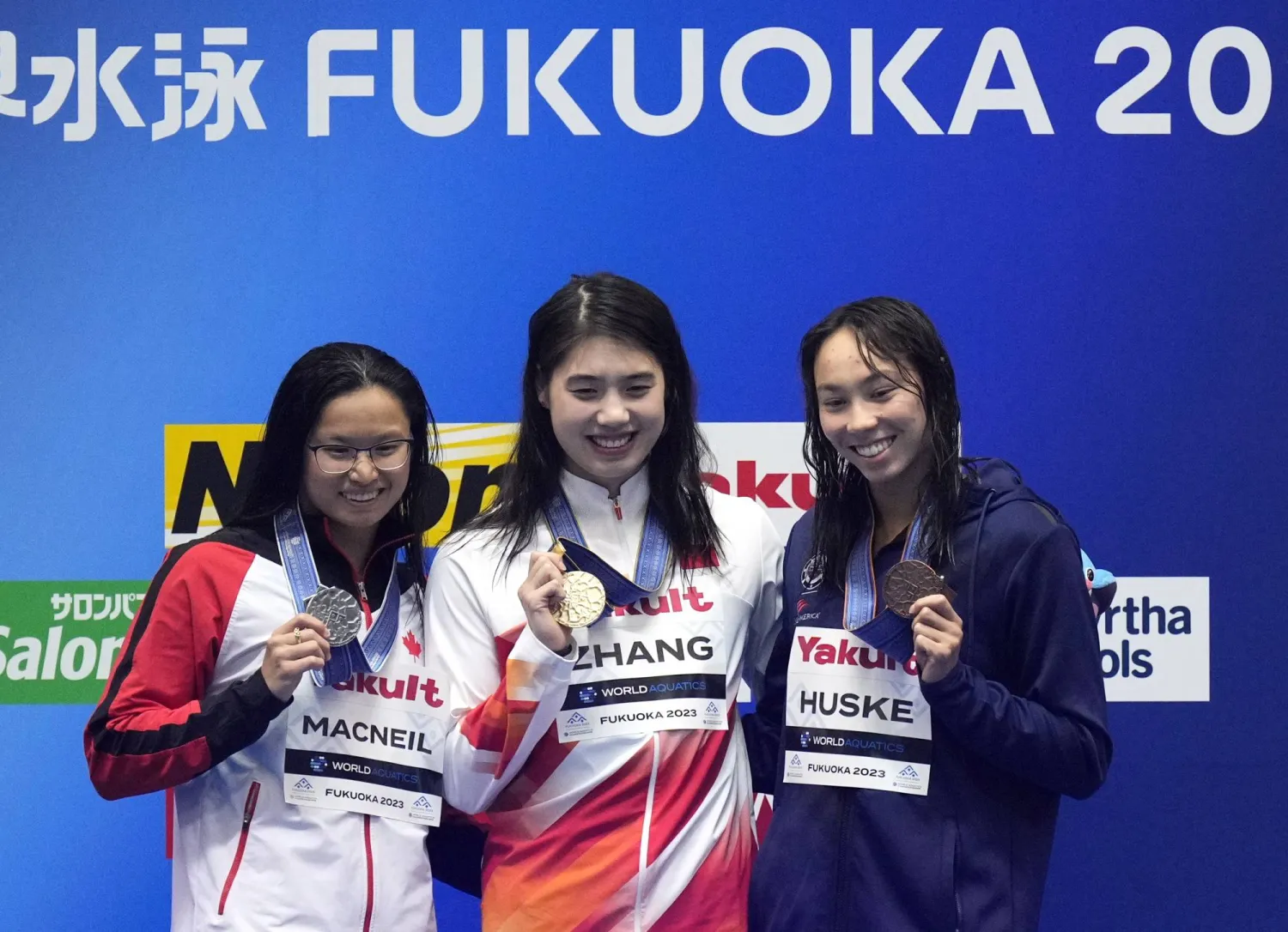 الذهبية تشانغ يوفي وصاحبة الفضية الكندية ماكنيل والبرونزية للأميركية توري (إ.ب.أ)