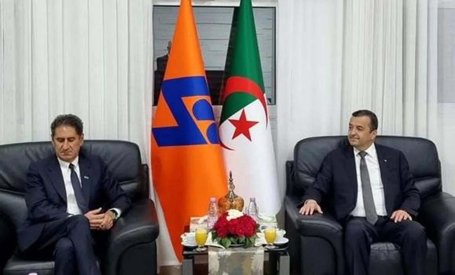 Cezayir Enerji ve Madenler Bakanı Muhammed Arkab (sağda) pazartesi günü Cezayir'de Uluslararası Yenilenebilir Enerji Ajansı (IRENA) Genel Direktörü Francesco Camera ile bir araya geldi. (Cezayir Haber Ajansı)