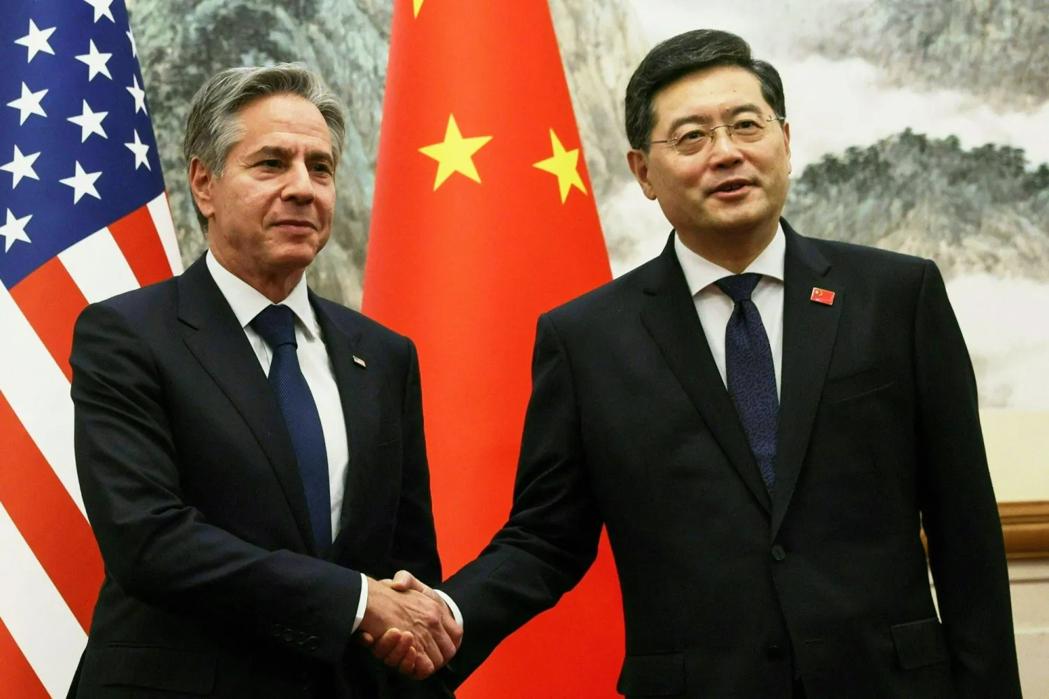 بلينكن ونظيره الصيني كن غانغ يتصافحان ببكين في 18 يونيو الماضي (أ. ف. ب)
