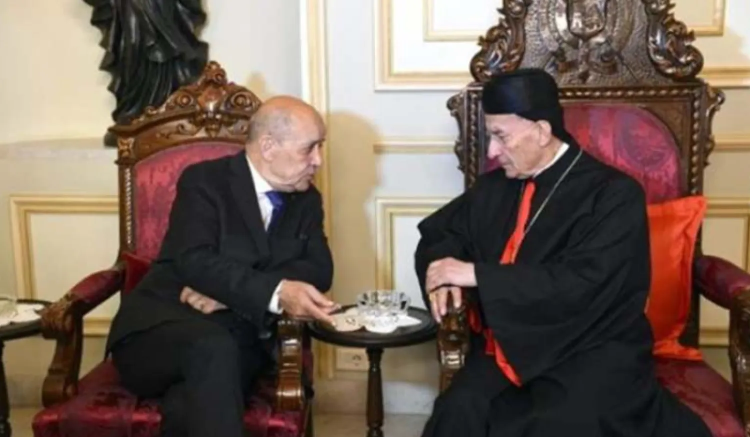 لودريان خلال لقائه البطريرك الماروني بشارة الراعي في زيارته الأخيرة إلى بيروت (الوكالة الوطنية للإعلام)