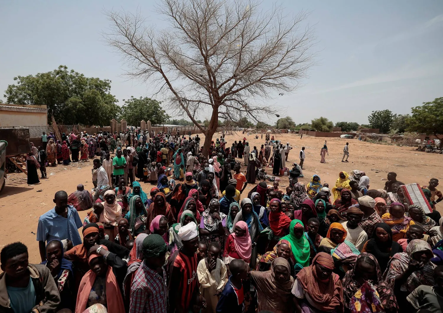 سودانيون نازحون من المعارك في دارفور داخل مخيم في تشاد (رويترز)