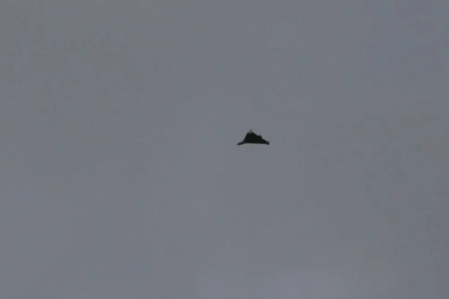 طائرة مسيّرة روسية من نوع «شاهد-136» الإيرانية في سماء مدينة أوديسا بأوكرانيا في 23 سبتمبر 2022 (رويترز)