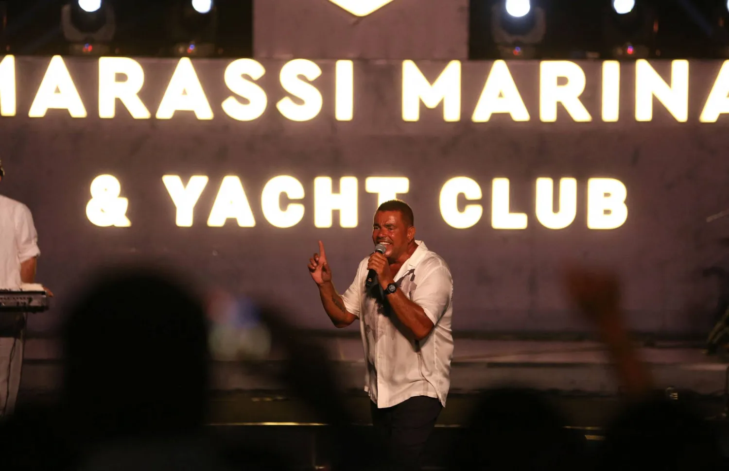 المطرب المصري عمرو دياب يحيي حفل افتتاح منتجع مراسي في الساحل الشمالي في أغسطس 2021 (أرشيفية/أ.ف.ب) 