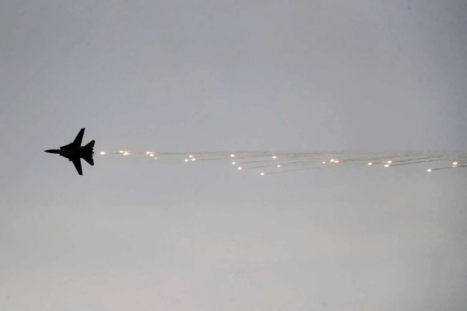 مقاتلة إيرانية في مستهل التدريب السنوي لقوات الجيش في محافظة أصفهان اليوم (رويترز)